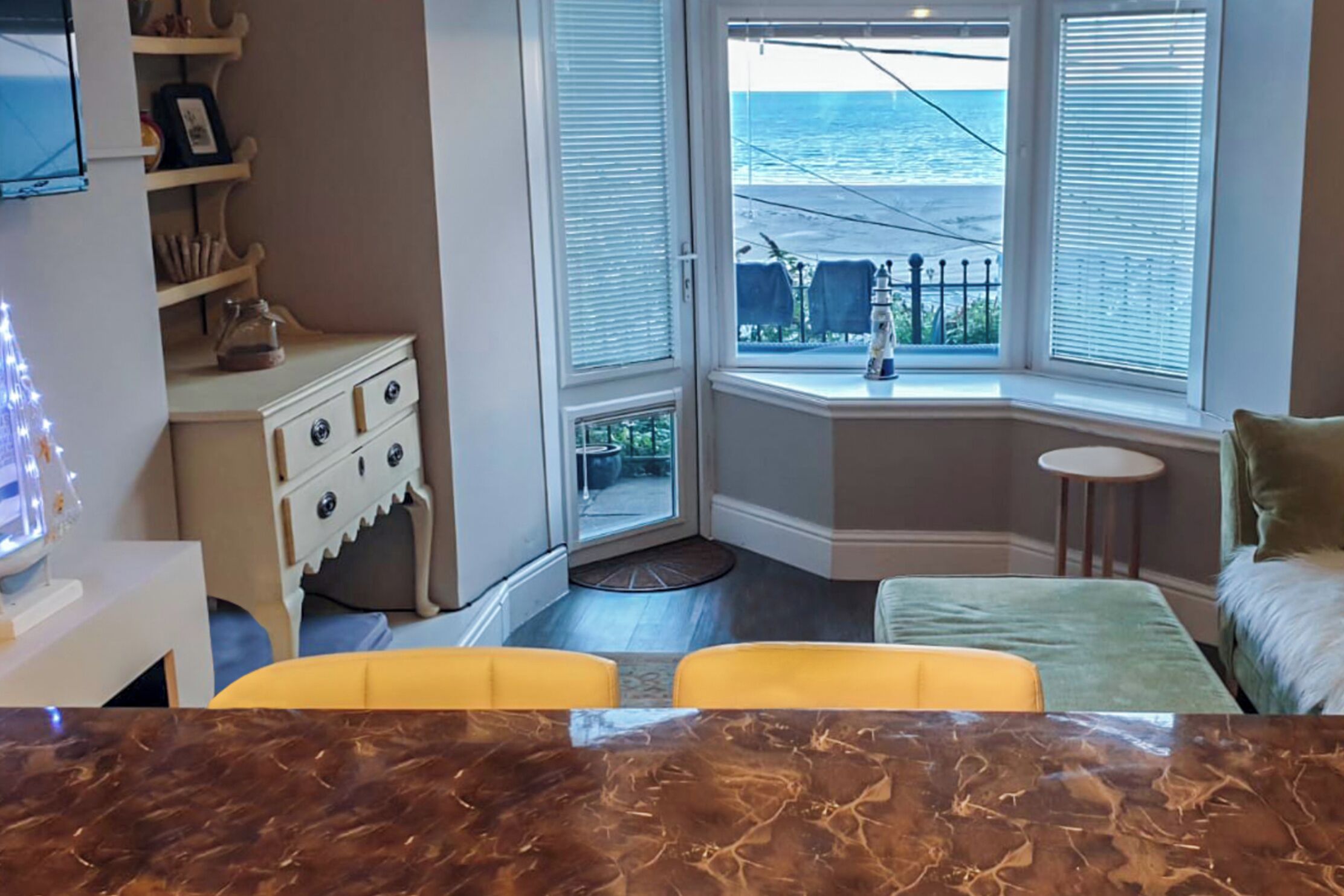 Seaview Apartment Sleeps 2 - Private Patio - Traeth Abermaw Beach