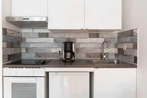 Fridge, oven, coffee/tea maker, electric kettle
