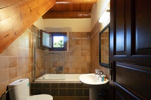 Badewanne, Haartrockner, Handtücher
