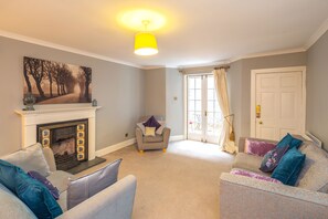 Apartment, 3 Bedrooms | Living area