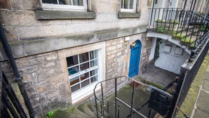 Property entrance - Unique Georgian Main Door City Centre Apartment (Edinburgh)