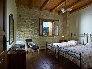 3 chambres, coffres-forts dans les chambres, fer et planche Ă repasser