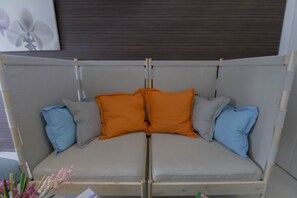 Apartamento, 1 habitación | Sala de estar | Una televisión de pantalla plana
