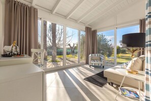 Televisión, mesa de ping pong, estéreo