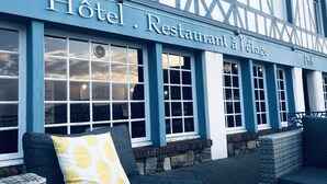 Un edificio con un cartello che riporta la scritta 'Hotel Restaurant à l'Etage Pub'.