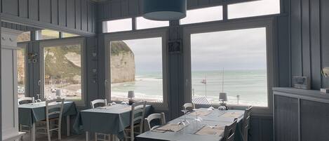 Petit déjeuner, déjeuner et dîner servis sur place