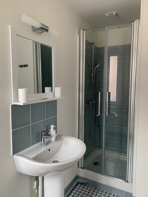 Douche, articles de toilette gratuits, sèche-cheveux
