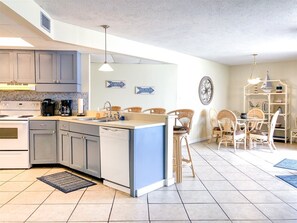 Condo, 1 King Bed with Sofa bed (Aquavista 405e) | Private kitchen