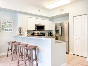 Condo (Shores Of Panama 1409) | Cocina privada | Refrigerador y utensilios de cocina 