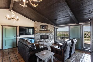 Smart TV, fireplace, books - Laredo cabin North Rim (Canyon)