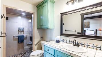Combined shower/tub, hair dryer, towels