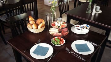 Daily continental breakfast (EUR 8 per person)