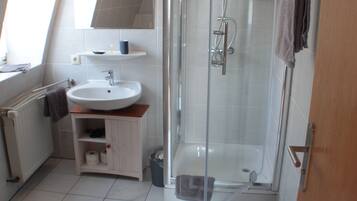 Einzelzimmer | Dusche im Bad