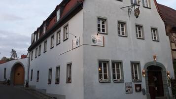 Fassade der Unterkunft – Abend/Nacht