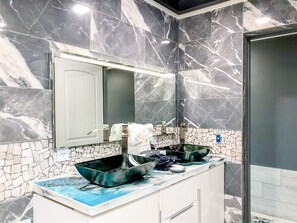 Condo, 1 cama King size y sofá cama (The Summit 231) | Baño