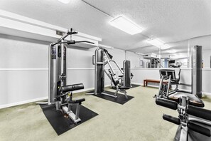 Condo, 1 cama King size y sofá cama (The Summit 231) | Sala de fitness