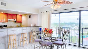 Condo, várias camas (Moondrifter 608) | Fachada