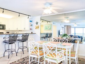 Private kitchen | Fridge, microwave, stovetop, dishwasher - Moondrifter 501 (Panama City Beach)