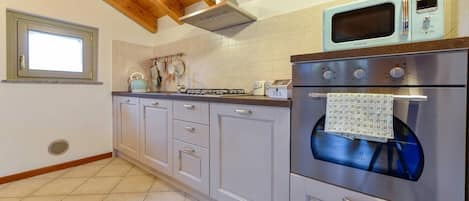 ثلاجة، ميكروويف، فرن، موقد طهي مسطح