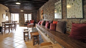 Lobby - Los Tres Albares (Fiscal)
