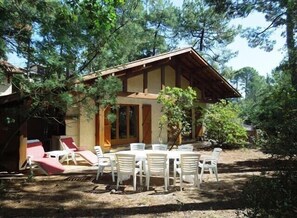 Outdoor dining - Seignosse “Villa Le Pley” Pleasant Landes villa for 9 people. (SEIGNOSSE)