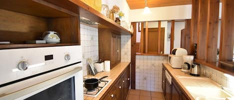 冷蔵庫、電子レンジ、オーブン、コンロ