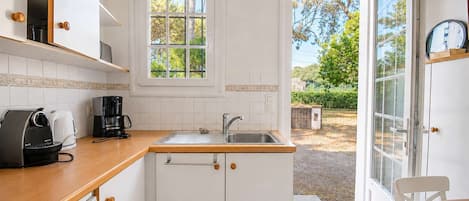 Coffee/tea maker, fridge, microwave, oven