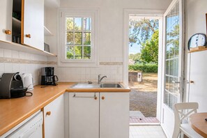 Wasserkocher mit Kaffee-/Teezubehör, Kühlschrank, Mikrowelle, Ofen