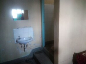 Einzelzimmer | Waschbecken im Bad