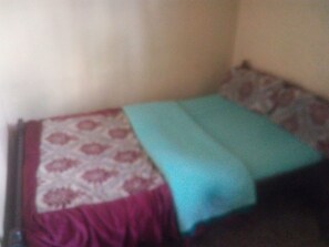 Quarto solteiro | Wi-Fi de cortesia, roupa de cama