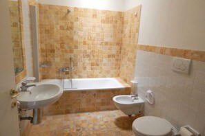 Combined shower/bathtub, bidet, towels - S011 - Sirolo, new three-room apartment with garden (Sirolo)