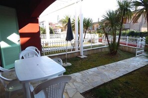 Outdoor dining - S011 - Sirolo, new three-room apartment with garden (Sirolo)