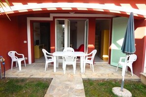 Outdoor dining - S011 - Sirolo, new three-room apartment with garden (Sirolo)