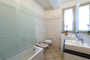 Badewanne, Haartrockner, Bidet, Handtücher