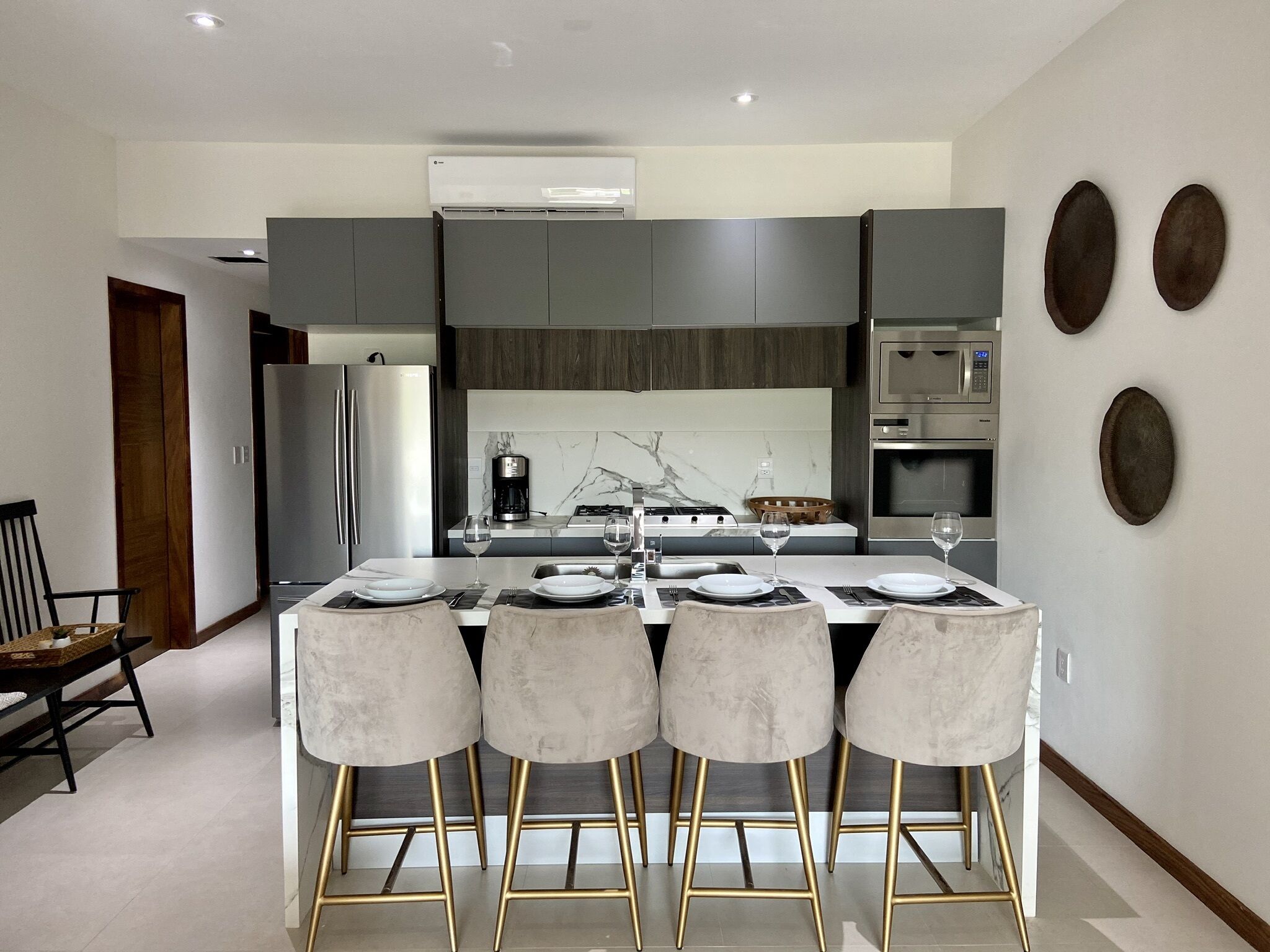 Kühlschrank, Mikrowelle, Ofen, Herdplatte