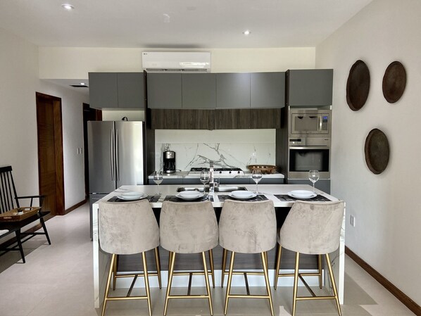 Geladeira, micro-ondas, fogão, cooktop