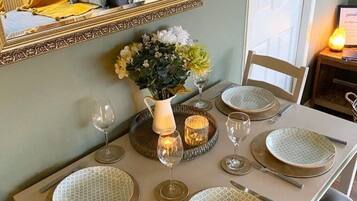 Apartment, Multiple Beds | Private kitchen | Fridge, microwave, oven, stovetop