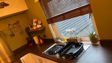 Apartment, Multiple Beds | Private kitchen | Fridge, microwave, oven, stovetop