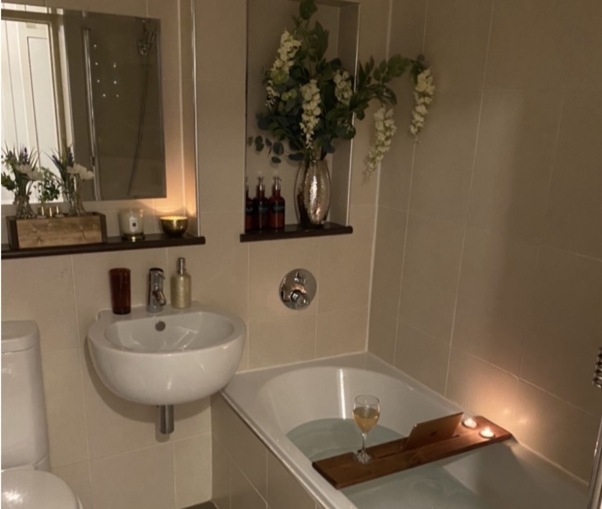 Apartment, Multiple Beds | Bathroom | Combined shower/bathtub, deep-soaking bathtub, free toiletries