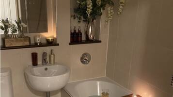 Apartment, Multiple Beds | Bathroom | Combined shower/bathtub, deep-soaking bathtub, free toiletries