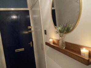 Apartment, Mehrere Betten | Wohnzimmer | 30-Zoll-Fernseher mit Kabelempfang