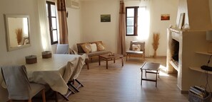 Televisie, een open haard, boeken en een kantoor