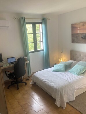 2 chambres, bureau, fer et planche à repasser, lit de bébé portatif