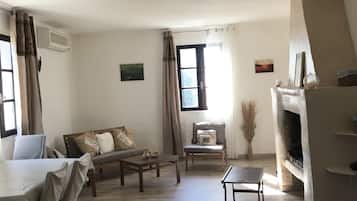 Televisión, chimenea, libros y oficina