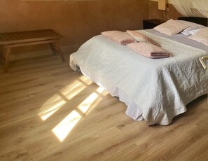 2 bedrooms, desk, iron/ironing board, travel cot