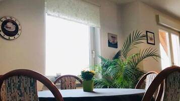 Studiosuite | Essbereich im Zimmer