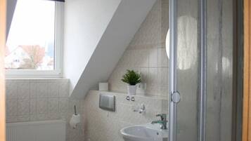 Studiosuite | Badezimmer | Dusche, Haartrockner, Handtücher, Seife