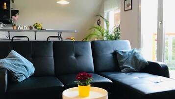 Studiosuite | Wohnzimmer | 55-Zoll-Flachbildfernseher mit Satellitenempfang, Fernseher