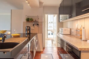 Kylskåp, ugn, diskmaskin och kaffe- och tebryggare