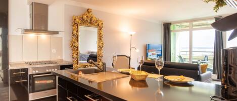 Fridge, oven, dishwasher, coffee/tea maker